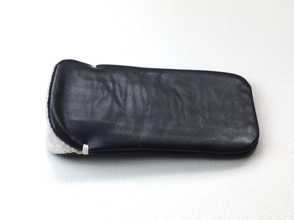 【手感皮質】iPhone14/14Pro黑色真皮保護殼（淺灰麂皮） 第2張的照片