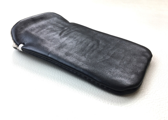 【手感皮質】iPhone14/14Pro黑色真皮保護殼（淺灰麂皮） 第10張的照片