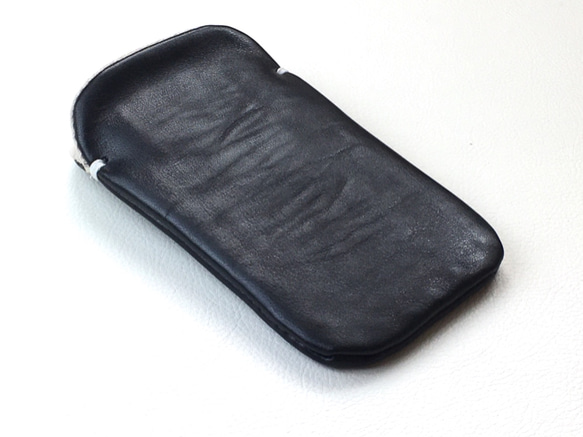 【手感皮質】iPhone14/14Pro黑色真皮保護殼（淺灰麂皮） 第4張的照片