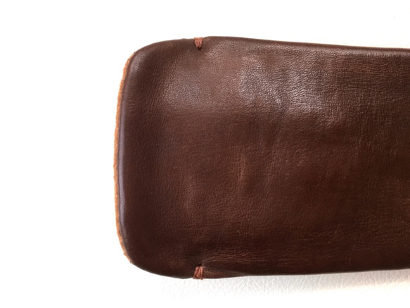【手感皮革】iPhone14Plus/14pro max 巧克力色真皮保護殼保護套（淺棕色麂皮） 第6張的照片