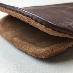 【手感皮革】iPhone14Plus/14pro max 巧克力色真皮保護殼保護套（淺棕色麂皮） 第10張的照片