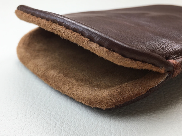 【手感皮革】iPhone14Plus/14pro max 巧克力色真皮保護殼保護套（淺棕色麂皮） 第10張的照片