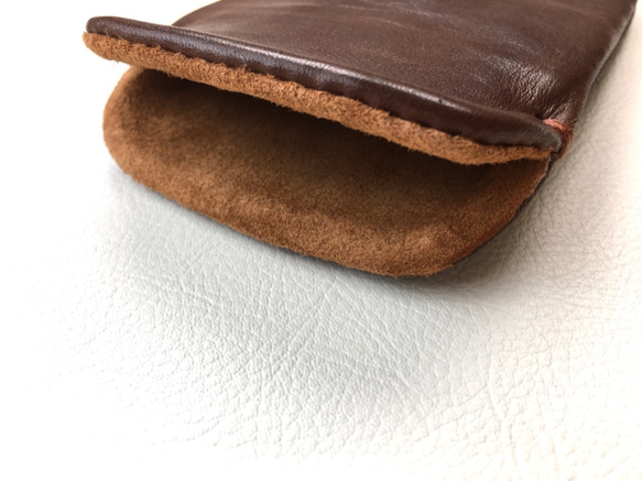 【手感皮革】iPhone14Plus/14pro max 巧克力色真皮保護殼保護套（淺棕色麂皮） 第8張的照片