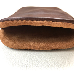 【手感皮革】iPhone14Plus/14pro max 巧克力色真皮保護殼保護套（淺棕色麂皮） 第9張的照片