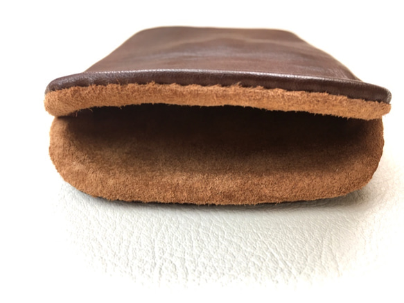 【手感皮革】iPhone14Plus/14pro max 巧克力色真皮保護殼保護套（淺棕色麂皮） 第9張的照片