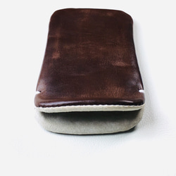 【手感皮革】iPhone14Plus/14pro max 巧克力色真皮保護殼保護套（淺灰色麂皮） 第3張的照片