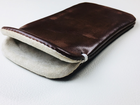 【手感皮革】iPhone14Plus/14pro max 巧克力色真皮保護殼保護套（淺灰色麂皮） 第1張的照片