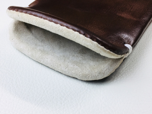 【手感皮革】iPhone14Plus/14pro max 巧克力色真皮保護殼保護套（淺灰色麂皮） 第5張的照片