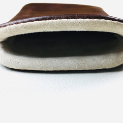 【手感皮革】iPhone14Plus/14pro max 巧克力色真皮保護殼保護套（淺灰色麂皮） 第9張的照片