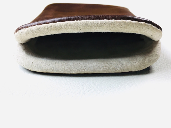 【手感皮革】iPhone14Plus/14pro max 巧克力色真皮保護殼保護套（淺灰色麂皮） 第9張的照片