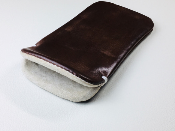 【手感皮革】iPhone14Plus/14pro max 巧克力色真皮保護殼保護套（淺灰色麂皮） 第6張的照片