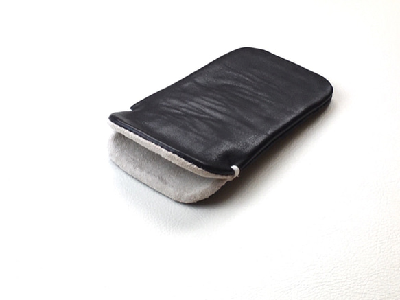 【手感皮】iPhone14Plus/14pro max 黑色真皮保護套（淺灰麂皮） 第2張的照片