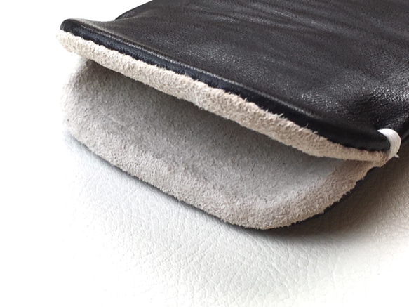 【手感皮】iPhone14Plus/14pro max 黑色真皮保護套（淺灰麂皮） 第7張的照片