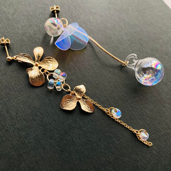 再再販 水入りのシャボン硝子と花から垂れる虹粒のピアス イヤリング 