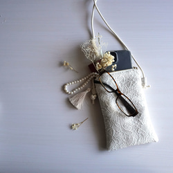 【送料無料】ちょっとそこまでスマホポシェット　-オフホワイトベースにお花模様の　スマホショルダー刺繍- 1枚目の画像
