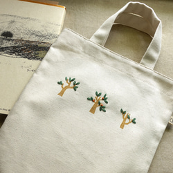 森の中を歩く、軽い夏の木の成長日記、刺繍の布製ブックバッグ｜春夏シリーズ 4枚目の画像