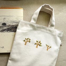 森の中を歩く、軽い夏の木の成長日記、刺繍の布製ブックバッグ｜春夏シリーズ 5枚目の画像