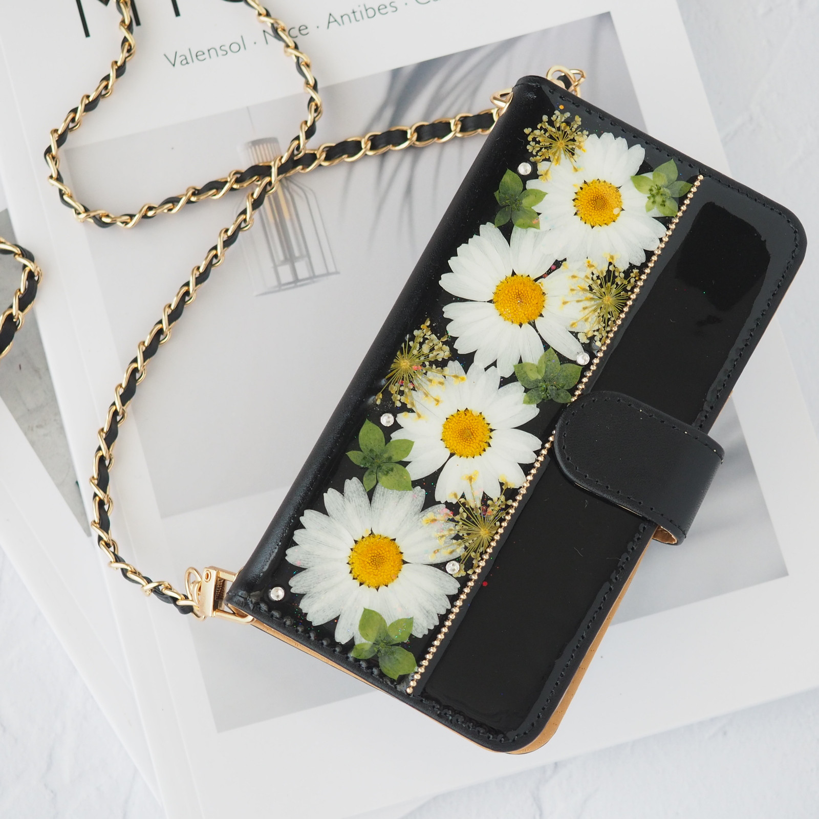 ＊黒革に咲くノースポールの手帳型ケース＊346’ 全機種対応 本物のお花 スマホショルダー 名入れ iPhone17