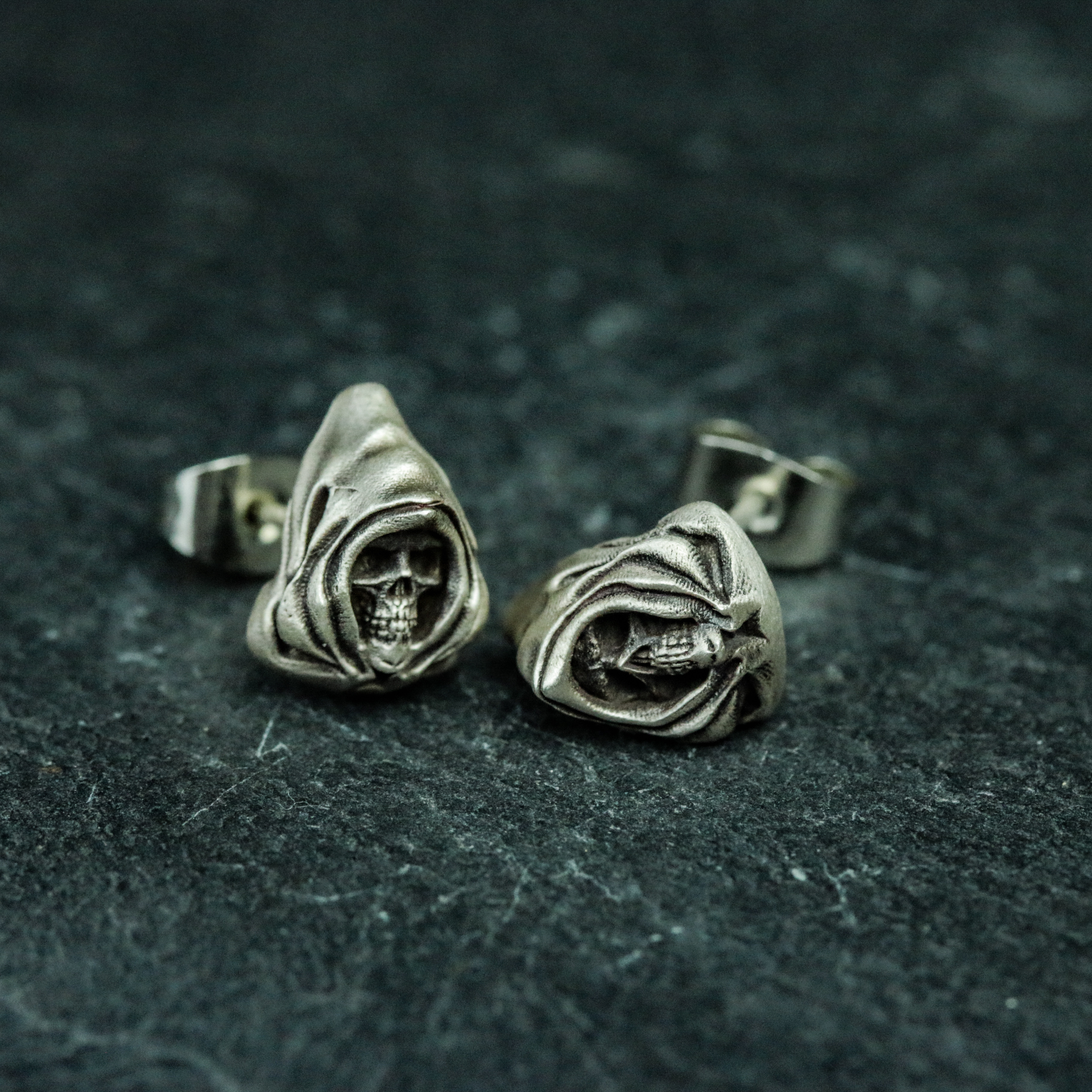 一対 死の銀のイヤリング、銀の頭蓋骨のイヤリング、ゴスの死の宝石のイヤリング - 手作り