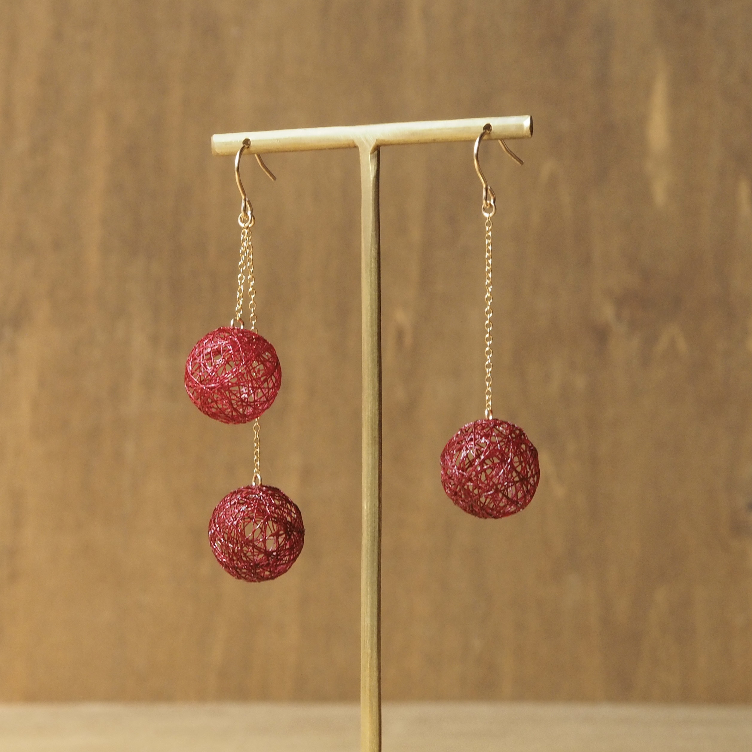 秋と冬の赤いアシンメトリーピアス［秋冬限定］