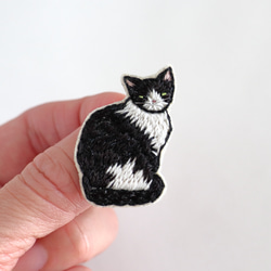 猫刺繍ブローチ　黒白　見返り　ヘーゼル 1枚目の画像