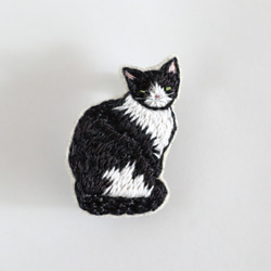 猫刺繍ブローチ　黒白　見返り　ヘーゼル 3枚目の画像