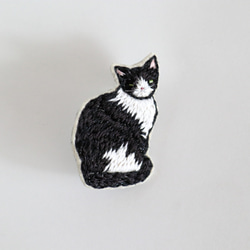 猫刺繍ブローチ　黒白　見返り　ヘーゼル 4枚目の画像