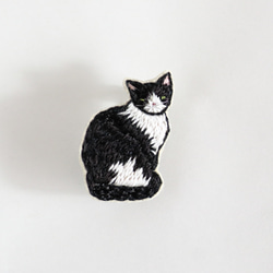 猫刺繍ブローチ　黒白　見返り　ヘーゼル 2枚目の画像