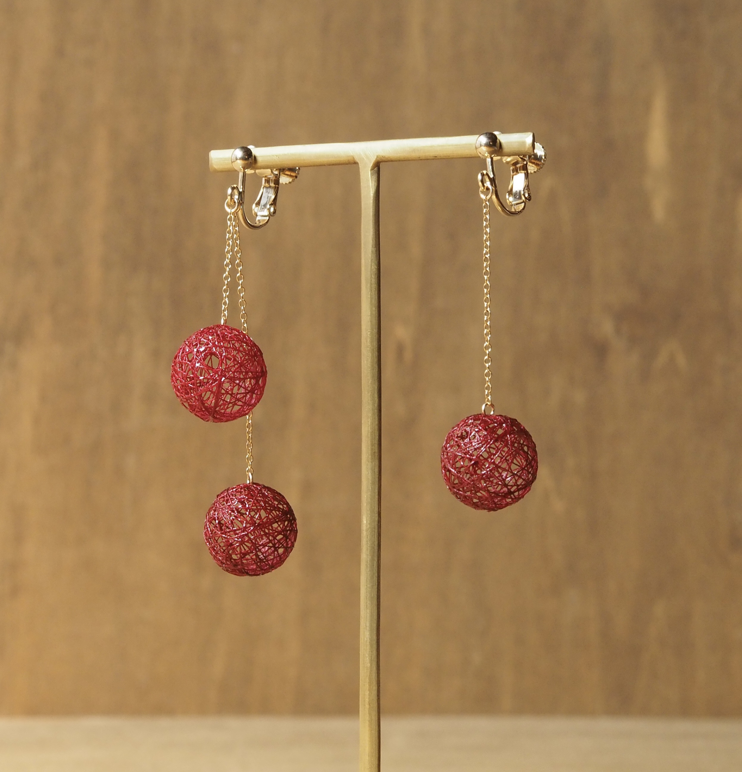 秋と冬の赤いアシンメトリーイヤリング［秋冬限定］