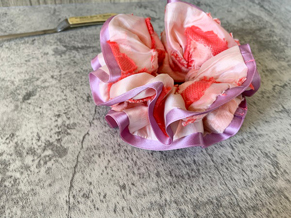 ピンク花柄ジャガードオーガンジー☆ボリュームダブルフリルシュシュ 1枚目の画像