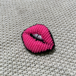 【ブローチ】リップブローチver.歯(ネオン)【ビーズ刺繍】 2枚目の画像