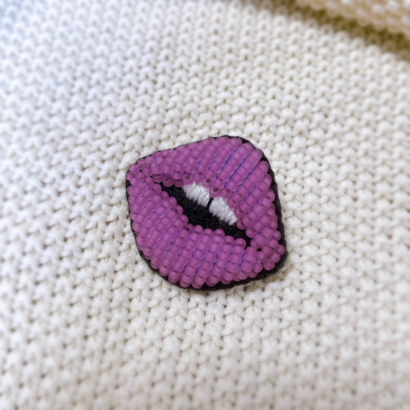 【ブローチ】リップブローチver.歯(ネオン)【ビーズ刺繍】 3枚目の画像