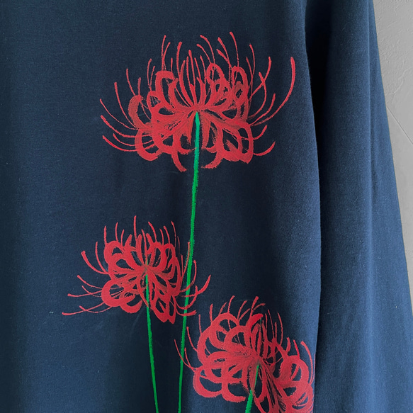 手描き彼岸花柄長袖Tシャツ ネイビー 袖リブ付き ロンT 2枚目の画像