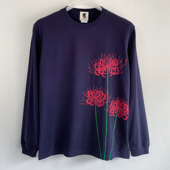 手描き彼岸花柄長袖Tシャツ ネイビー 袖リブ付き ロンT 1枚目の画像