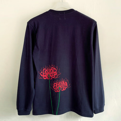 手描き彼岸花柄長袖Tシャツ ネイビー 袖リブ付き ロンT 3枚目の画像