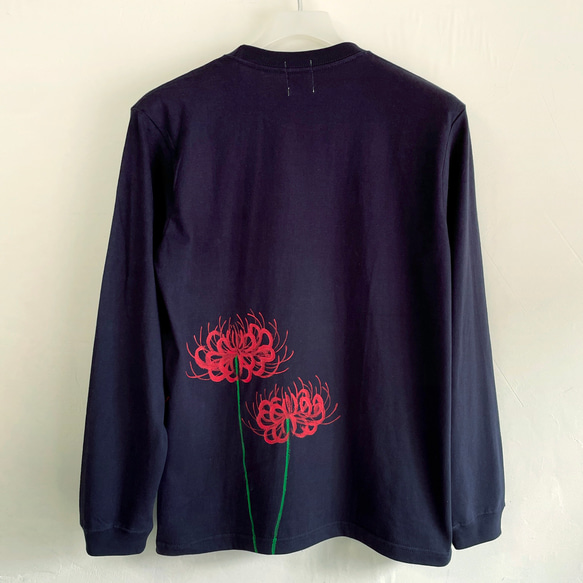 手描き彼岸花柄長袖Tシャツ ネイビー 袖リブ付き ロンT 3枚目の画像
