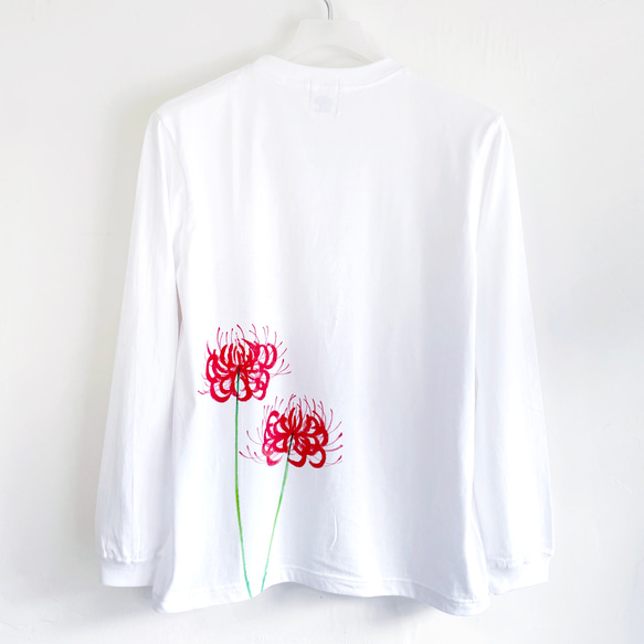手描き彼岸花柄長袖Tシャツ ホワイト 袖リブ付き ロンT　白 3枚目の画像