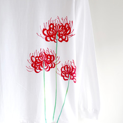 手描き彼岸花柄長袖Tシャツ ホワイト 袖リブ付き ロンT　白 2枚目の画像