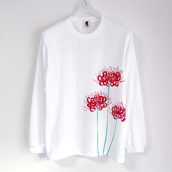 手描き彼岸花柄長袖Tシャツ ホワイト 袖リブ付き ロンT　白 1枚目の画像