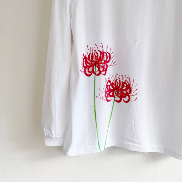 手描き彼岸花柄長袖Tシャツ ホワイト 袖リブ付き ロンT　白 4枚目の画像