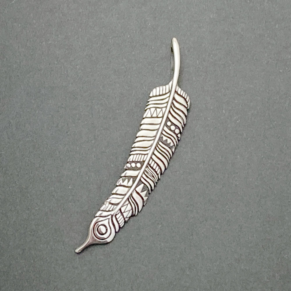 民族模様を彫り込んだ羽のペンダント「フェザーペンダント」