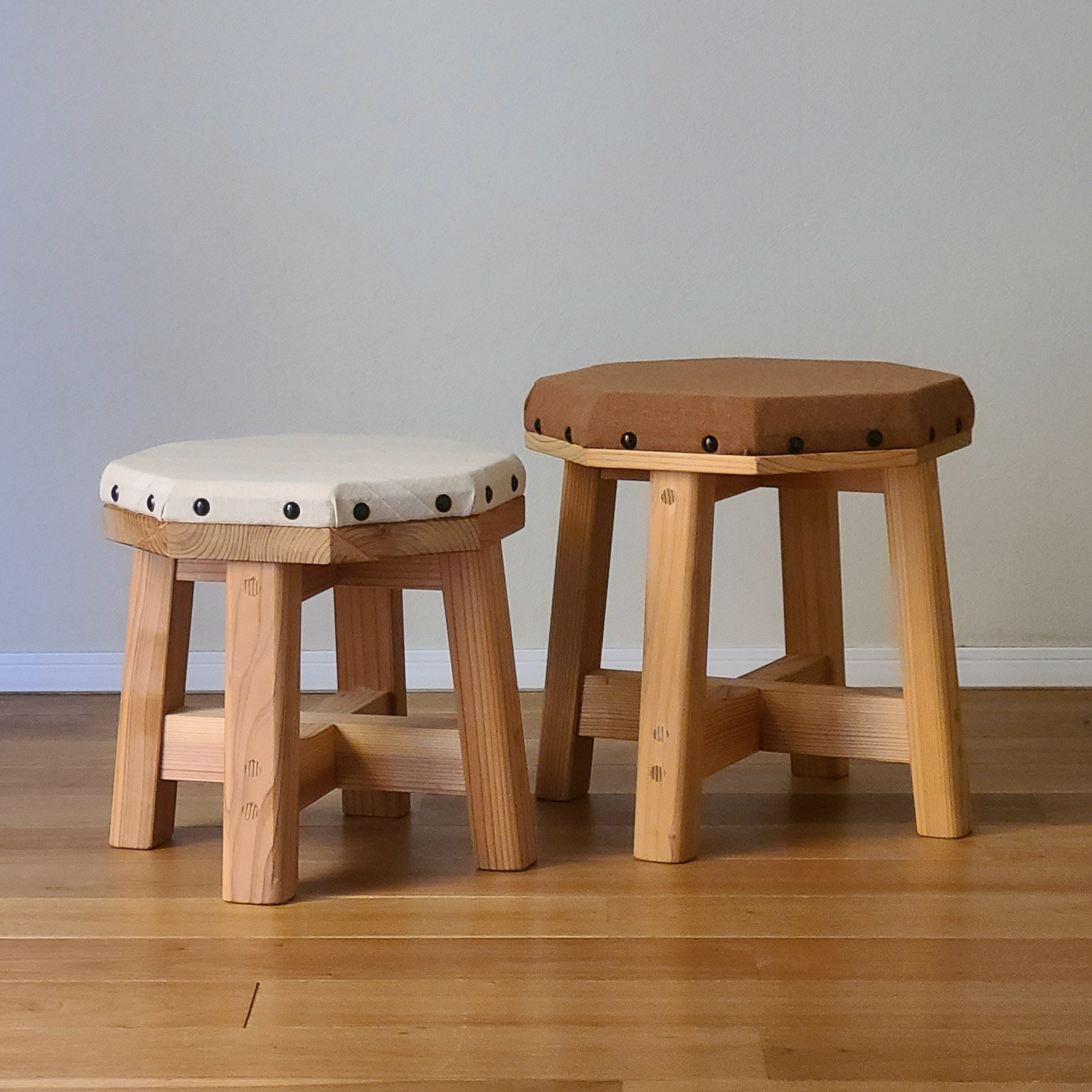 お部屋に映えるやさしい座り心地の椅子 八角形 スツール 無垢 天然