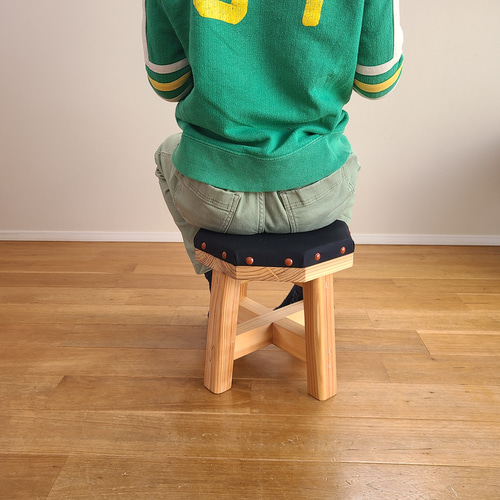 お部屋に映えるやさしい座り心地の椅子 八角形 スツール 無垢 天然