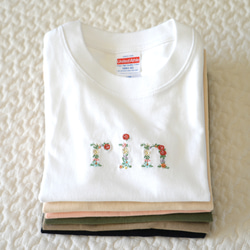 繊細な花柄刺繍のお名前Tシャツ【長袖】 ◎家族やきょうだいでお揃い　◎カップルTシャツ　オーターメイド 6枚目の画像