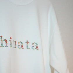 繊細な花柄刺繍のお名前Tシャツ【長袖】 ◎家族やきょうだいでお揃い　◎カップルTシャツ　オーターメイド 7枚目の画像