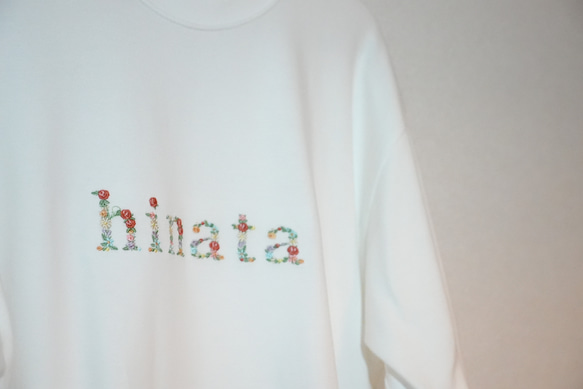 繊細な花柄刺繍のお名前Tシャツ【長袖】 ◎家族やきょうだいでお揃い　◎カップルTシャツ　オーターメイド 7枚目の画像