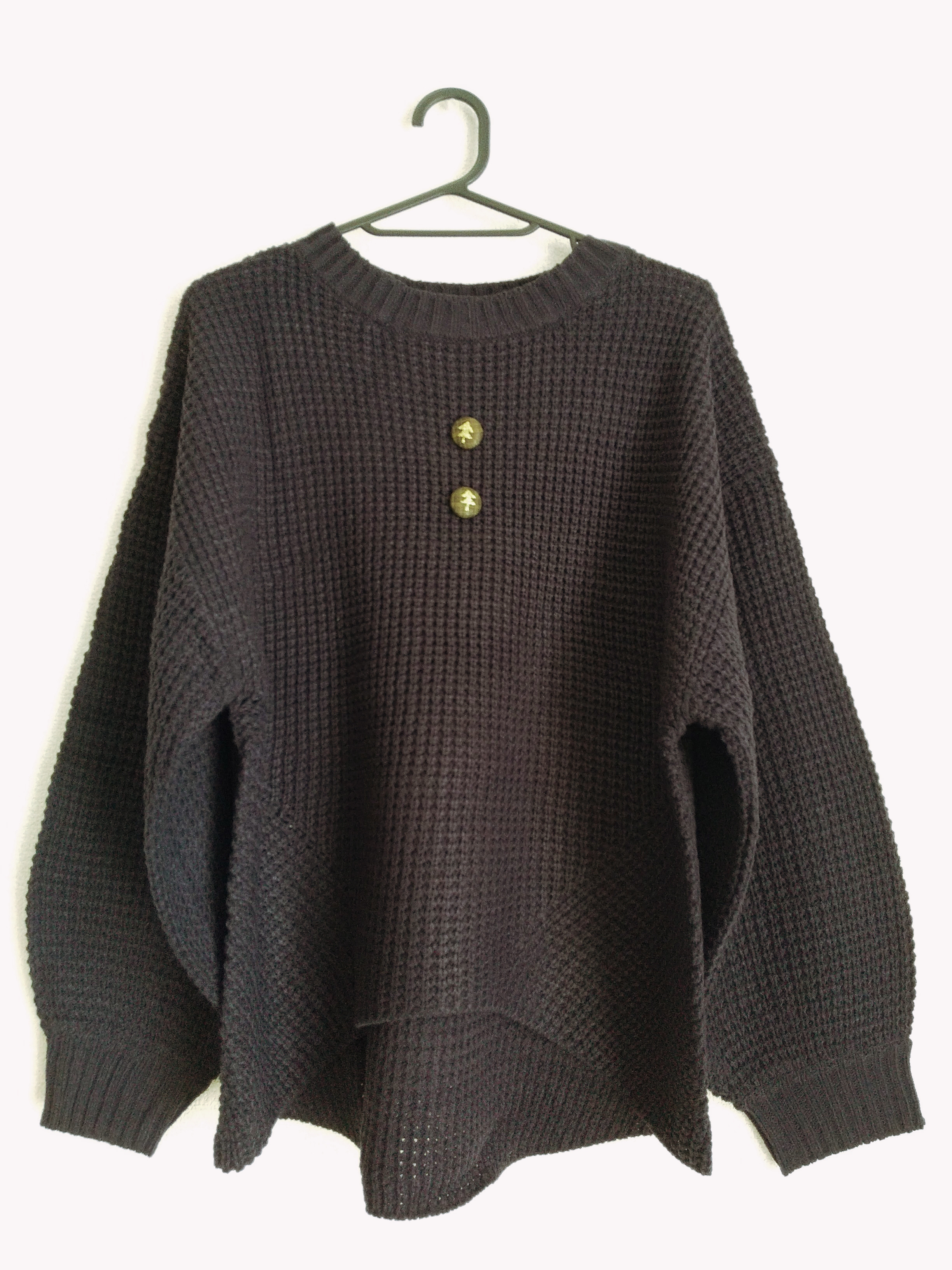 チェック柄のボタンにキラキラの木☆ざっくり編みニット (ネイビー)