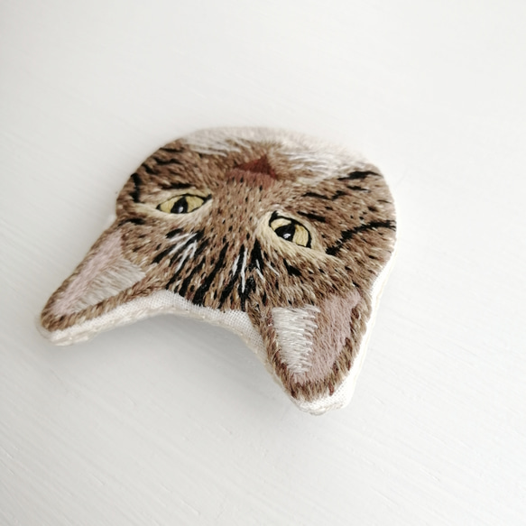 【限定1点】猫刺繍のブローチ　マロン 4枚目の画像