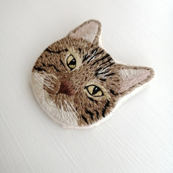 【限定1点】猫刺繍のブローチ　マロン 3枚目の画像