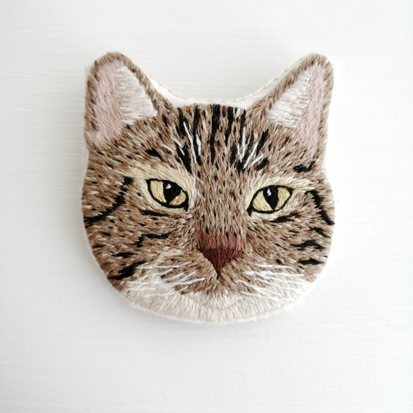 【限定1点】猫刺繍のブローチ　マロン 5枚目の画像